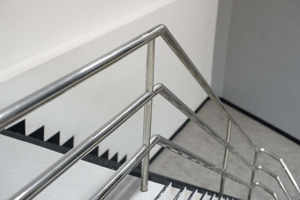 fischer-polska-montaz-balustrad balustrada klatka schodowa